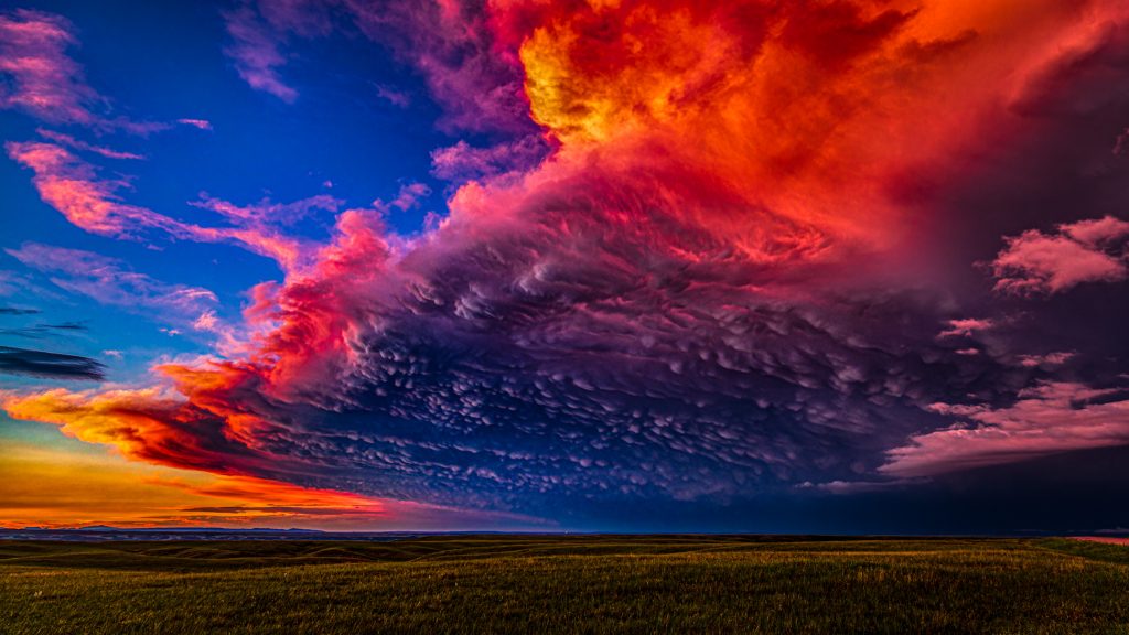 5DM48530 Photo of an unusual nearly perfectly square mammatus clouds at twilight near Cheyenne, Wyoming