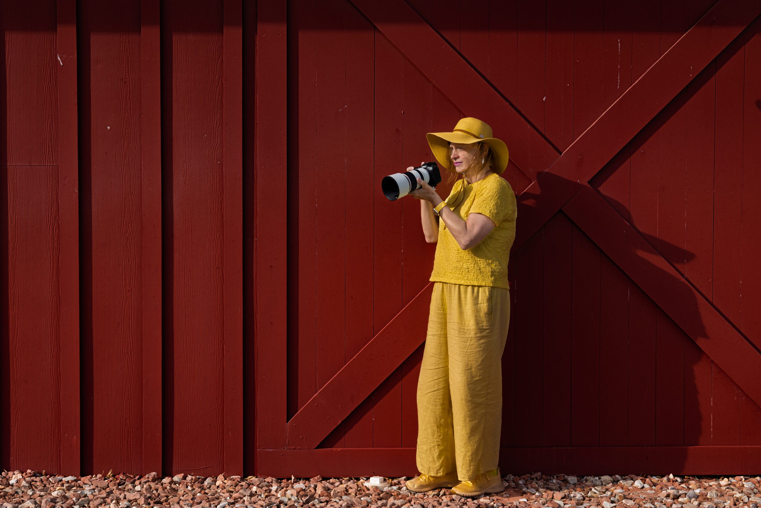 R5M22215 Diana Odem with camera in front of barn
